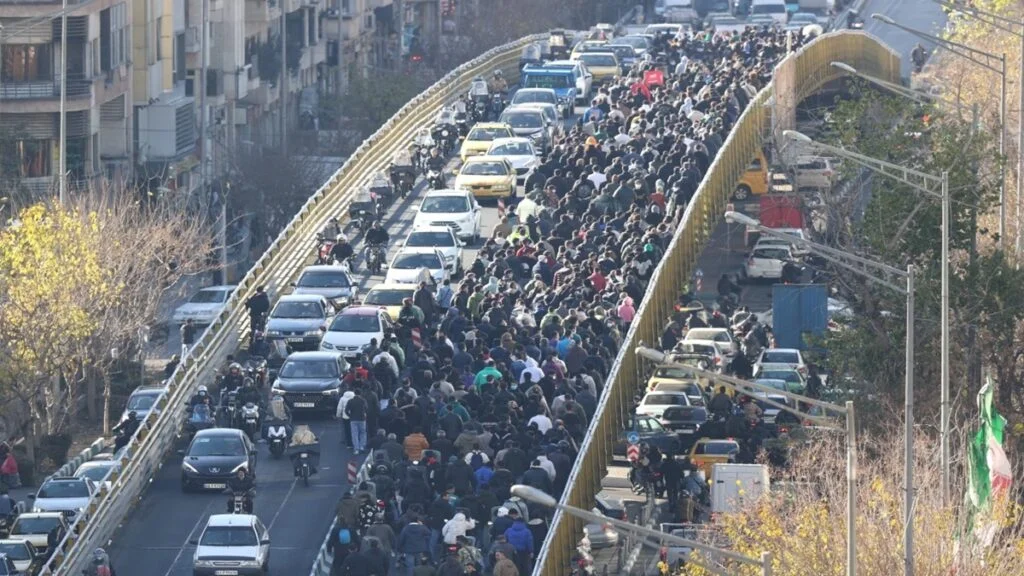 Iran Violent Protests: खराब अर्थव्यवस्था के खिलाफ भड़का जनआक्रोश, ग्रामीण इलाकों तक फैला प्रदर्शन; 7 की मौत Iran Violent