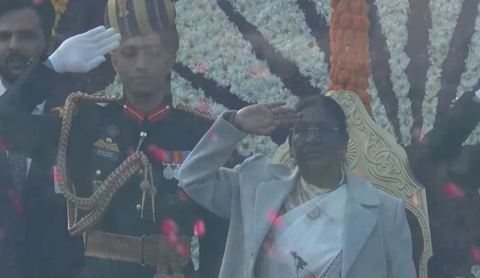 Republic Day 2026 Live: 77वें गणतंत्र दिवस पर राष्ट्रपति द्रौपदी मुर्मू ने फहराया तिरंगा, सैन्य शक्ति और ब्रह्मोस-आकाश-अर्जुन टैंक की दहाड़ गणतंत्र
