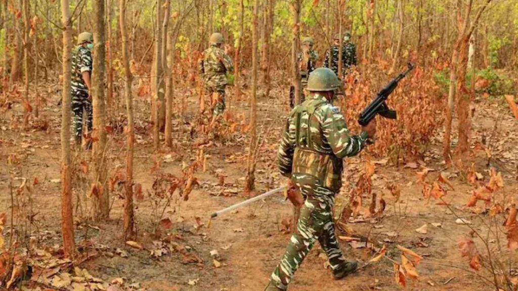 Naxal Encounter: बीजापुर मुठभेड़ में अब तक 6 नक्सलियों के शव बरामद, खतरनाक हथियार भी मिले नक्सलियों